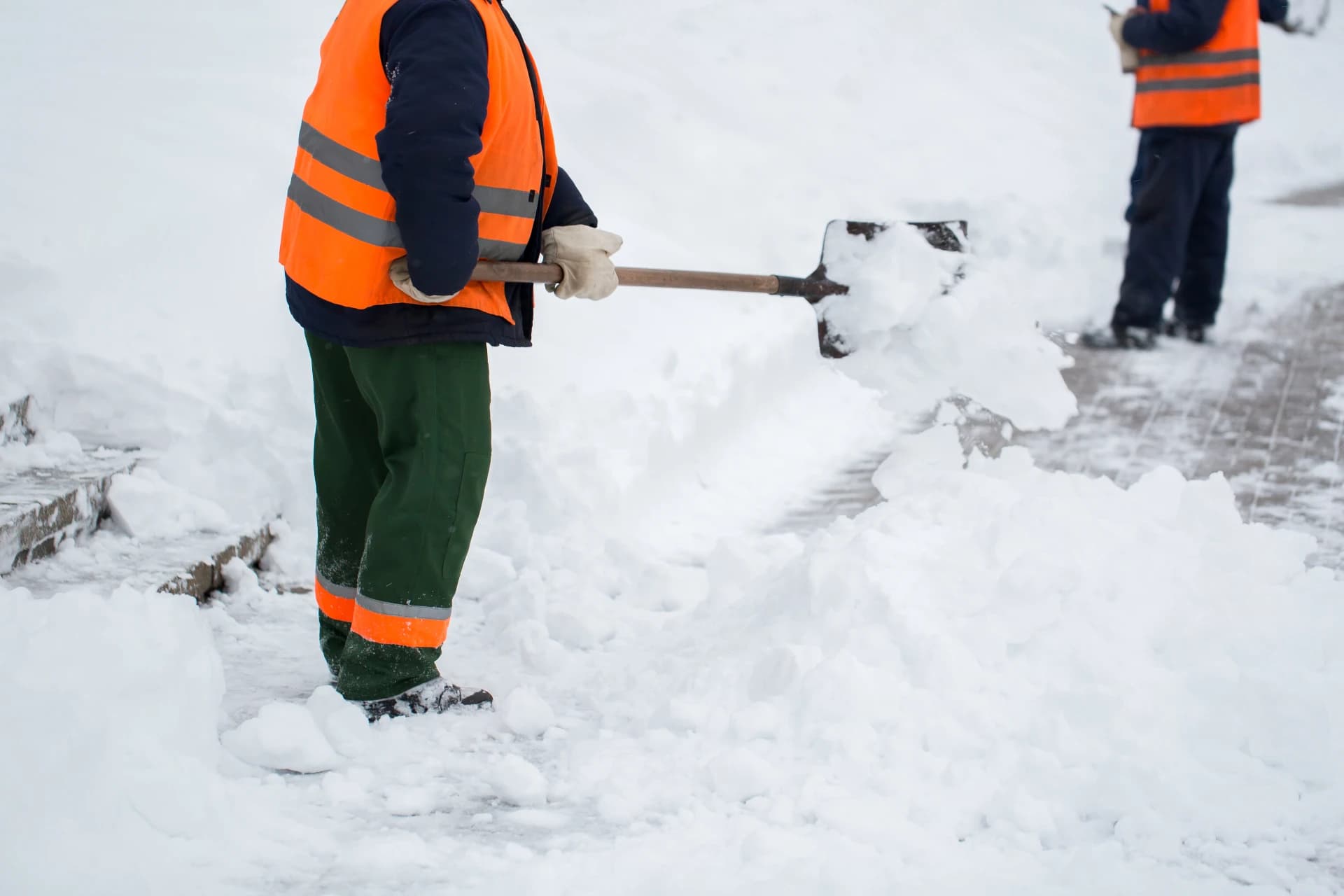 Winterdienst: Schneeräumung und Streuung von Gehsteigen